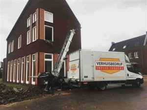 Home Verhuislift in gebruik met platform en ladder voor veilig vervoer van spullen naar hogere verdiepingen