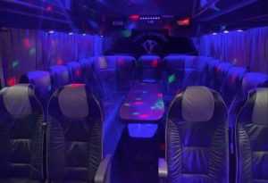 Home Partybus voor groepsvervoer naar feesten en evenementen met dansvloer en bar.