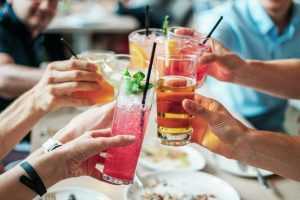 Home Selectie van verschillende hapjes bestellen voor een gezellige borrel met groentekroketjes, kaasstengels en vegetarische opti