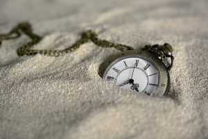 Elegant horloge om uw pols dat een outfit compleet maakt met stijlvolle uitstraling