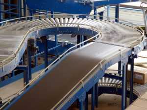 Transportrollen en transport elevatoren verbeteren logistieke processen door efficiënt en veilig materiaalvervoer tussen nive