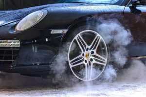 Home Auto polijsten: vergelijking tussen zelf doen met handwerk of een professional inhuren voor het beste resultaat