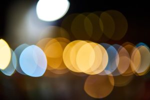 Mooi verlichte veranda met strategisch geplaatste lampen die een gezellige sfeer creëren