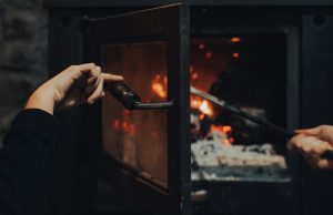Home Brandend verschillende soorten haardhout in een open haard met knisperend vuur en warme gloed