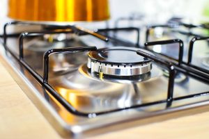 Home Luxueuze high-end keuken met natuursteen werkblad, moderne apparatuur en elegante kastwerk
