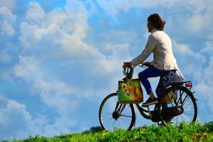 Home Persoon op aangepaste fiets genietend van buitenbewegen met vrijheid op wielen