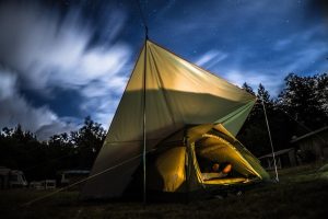 Elegante stretchtent opgezet voor een tuinfeest met klassieke witte uitstraling en organische vormen
