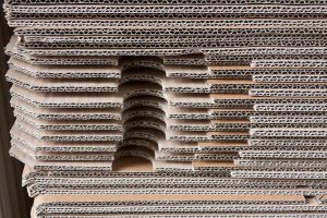 Home Verschillende verpakkingsmaterialen in het dagelijks leven: kartonnen dozen, plastic zakken en blokbodemzakjes voor opslag en