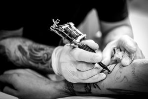 Vergelijking van tijdelijke en permanente tatoeages met hun toepassingsmethoden en duurzaamheid