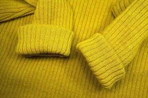 Home Demonstratie van raglanmouwen aan een pullover die niet trekt bij de armen en oksels